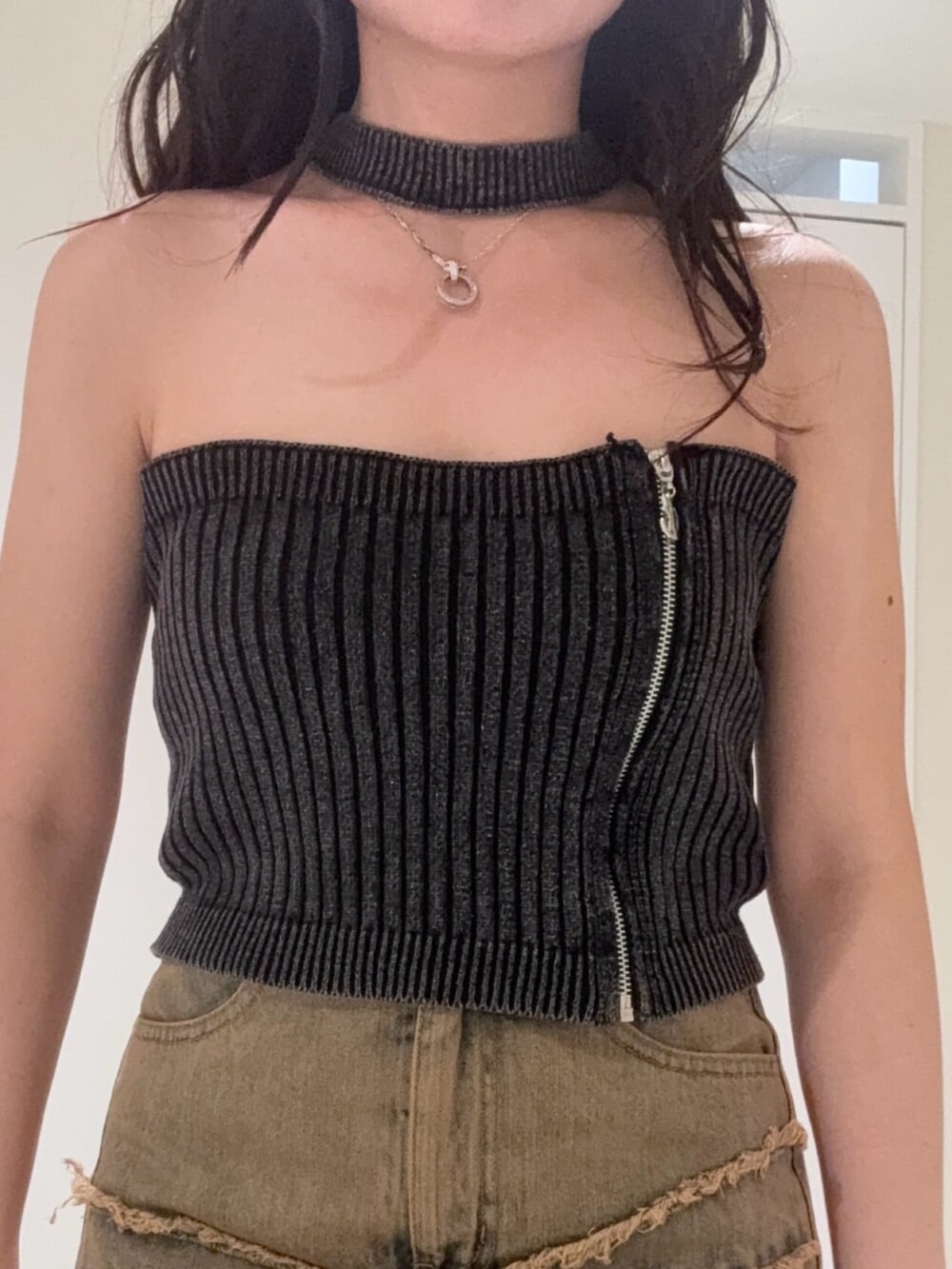 ブラウン系のサンダル、ブルー系のデニムスカート、ブラック系のニット/セーターを着用したレディースの夏コーディネートの4枚目の写真