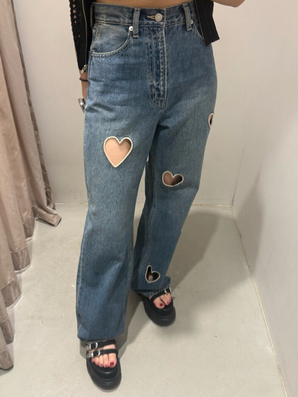 ブラック系のサンダル、ブルー系のデニムパンツ、ブラック系のニット/セーターを着用したレディースの夏コーディネートの4枚目の写真