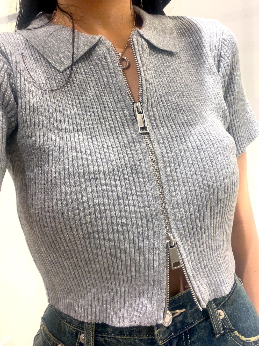 ブルー系のデニムパンツ、ホワイト系のサンダル、グレー系のニット/セーターを着用したレディースの夏コーディネートの4枚目の写真