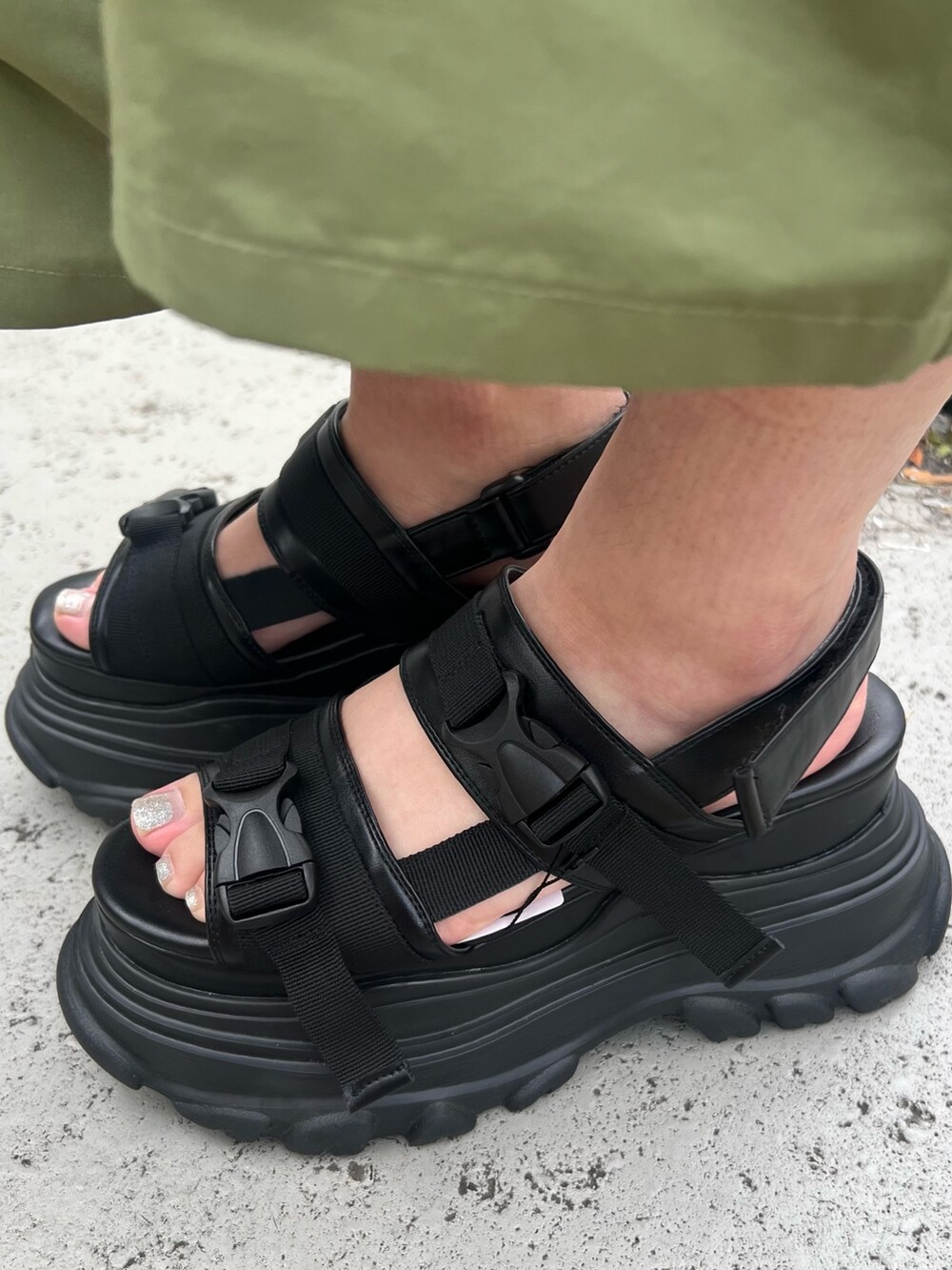 ブラック系のデニムパンツ、グレー系のタンクトップ、ホワイト系のシャツ/ブラウスを着用したレディースの春コーディネートの8枚目の写真