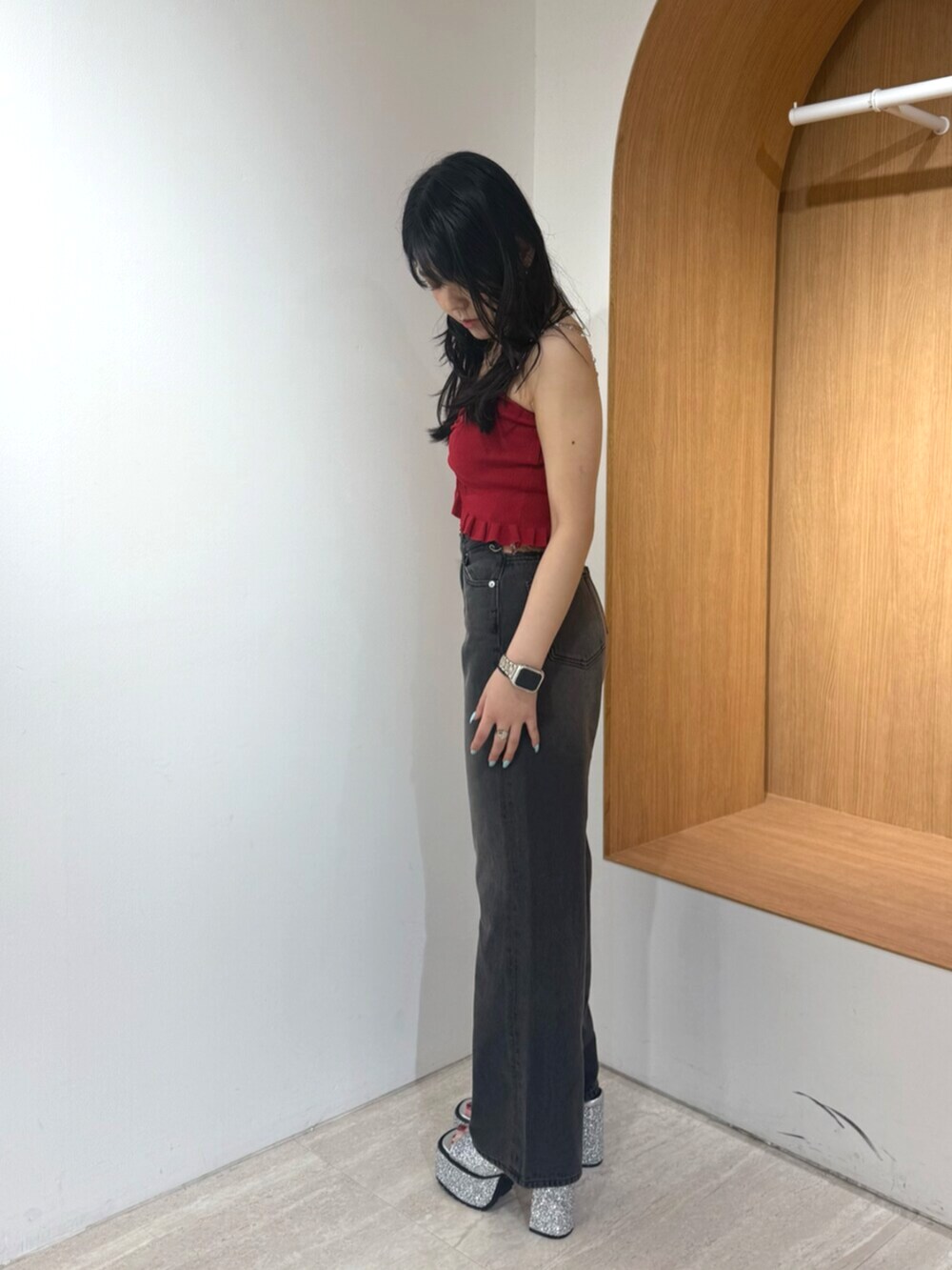 シルバー系のサンダル、ブラック系のデニムパンツ、レッド系のキャミソールを着用したレディースの夏コーディネートの2枚目の写真