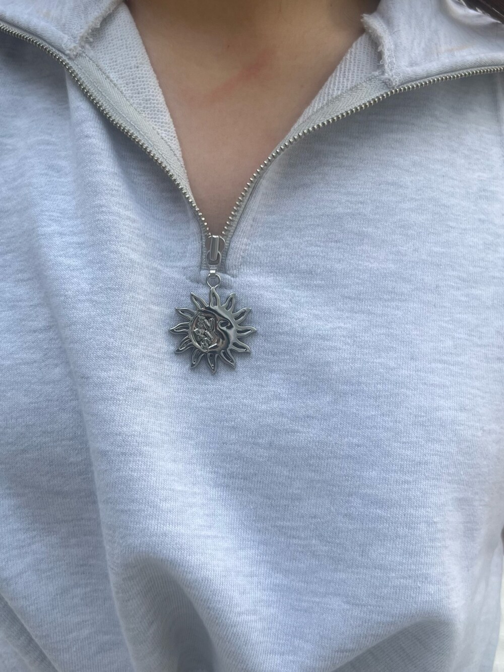 ブルー系のデニムパンツ、ブラック系のハンドバッグ、グレー系のタンクトップを着用したレディースの夏コーディネートの6枚目の写真