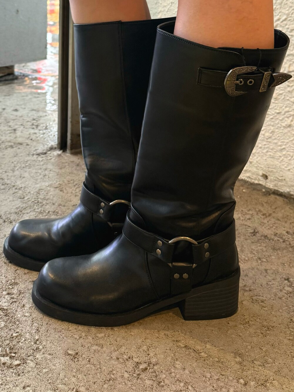 その他のシャツ/ブラウス、ブラック系のブーツ、ブラウン系のブルゾンを着用したレディースの秋コーディネートの8枚目の写真