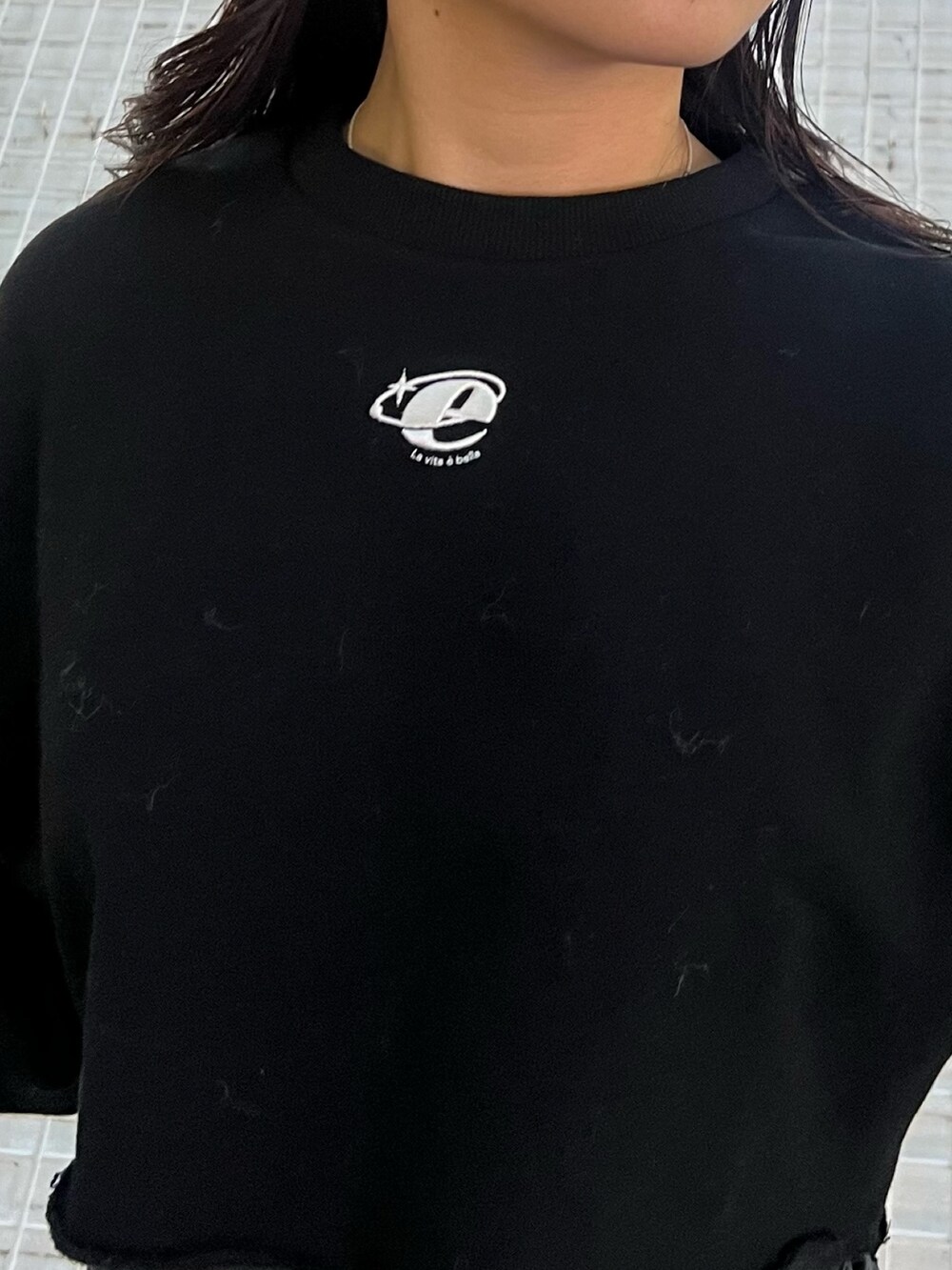 ブラック系のブーツ、ブラック系のデニムスカート、ブラック系のスウェットを着用したレディースの冬コーディネートの6枚目の写真