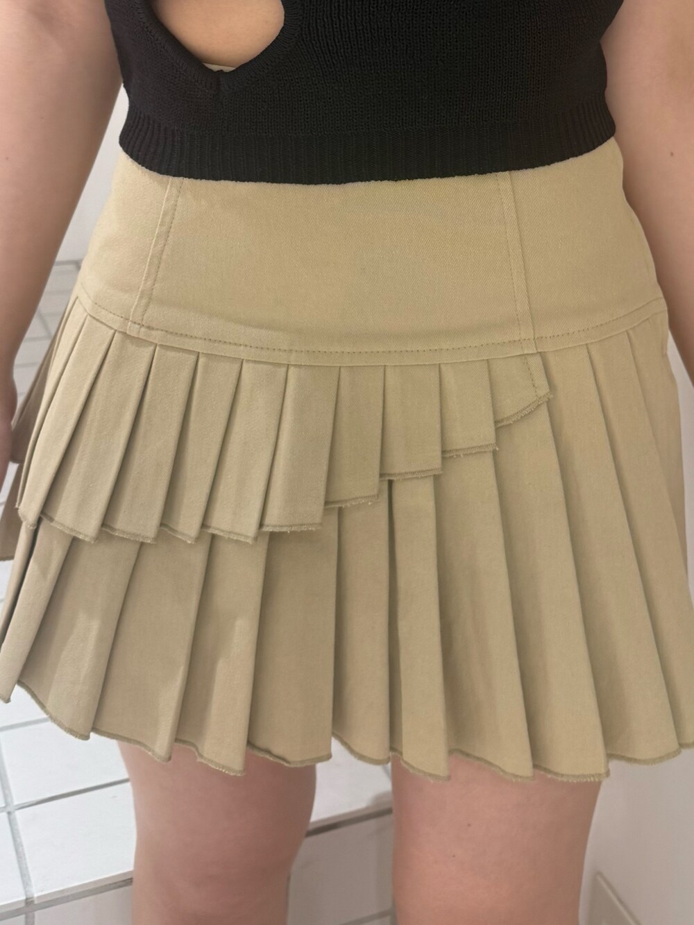 ブラック系のニット/セーター、ブラウン系のサンダル、グレー系のスカートを着用したレディースの夏コーディネートの5枚目の写真