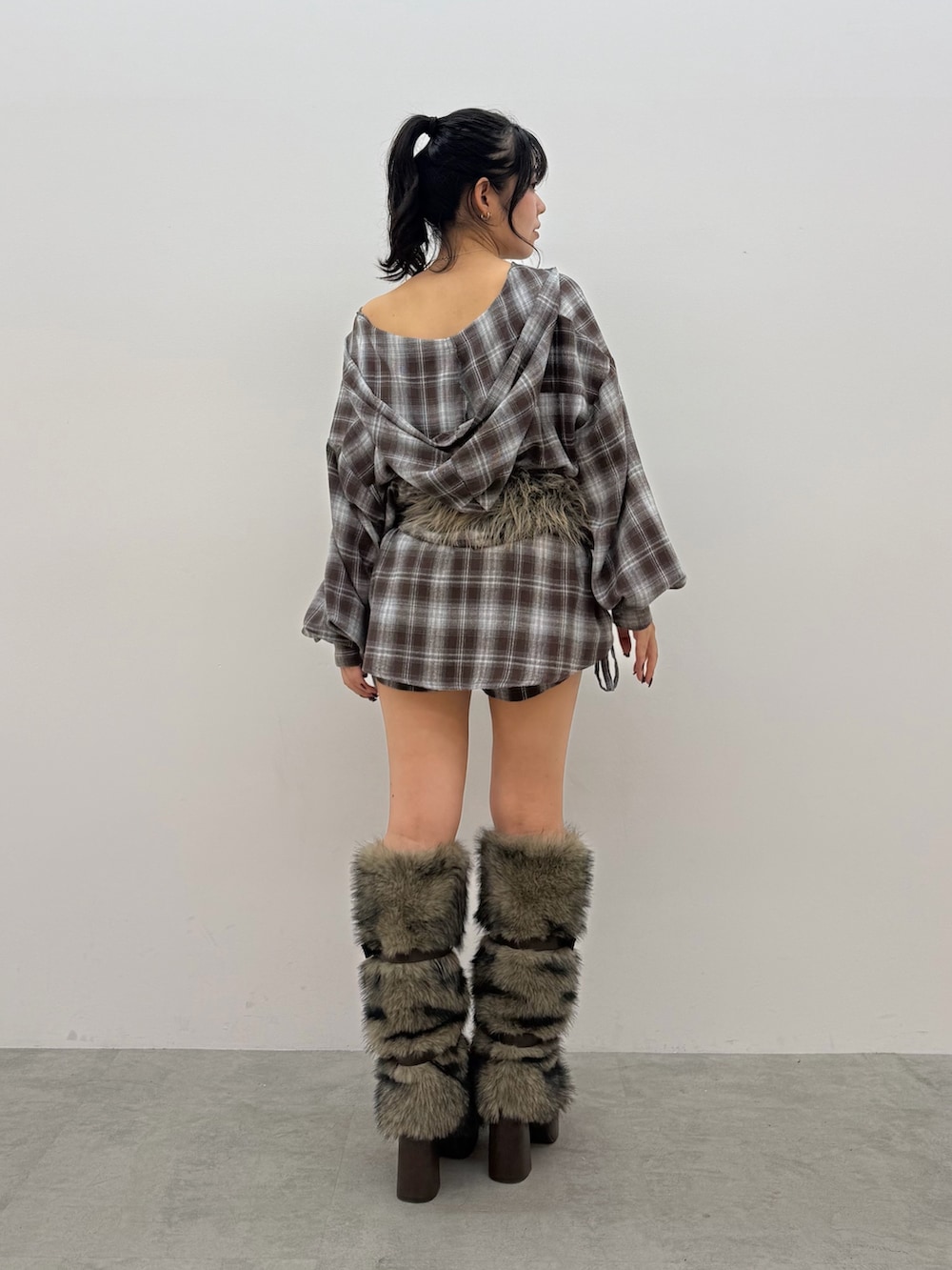 ブラウン系のシャツ/ブラウス、ブラウン系のその他パンツ、ブラウン系のブーツを着用したレディースの秋コーディネートの3枚目の写真