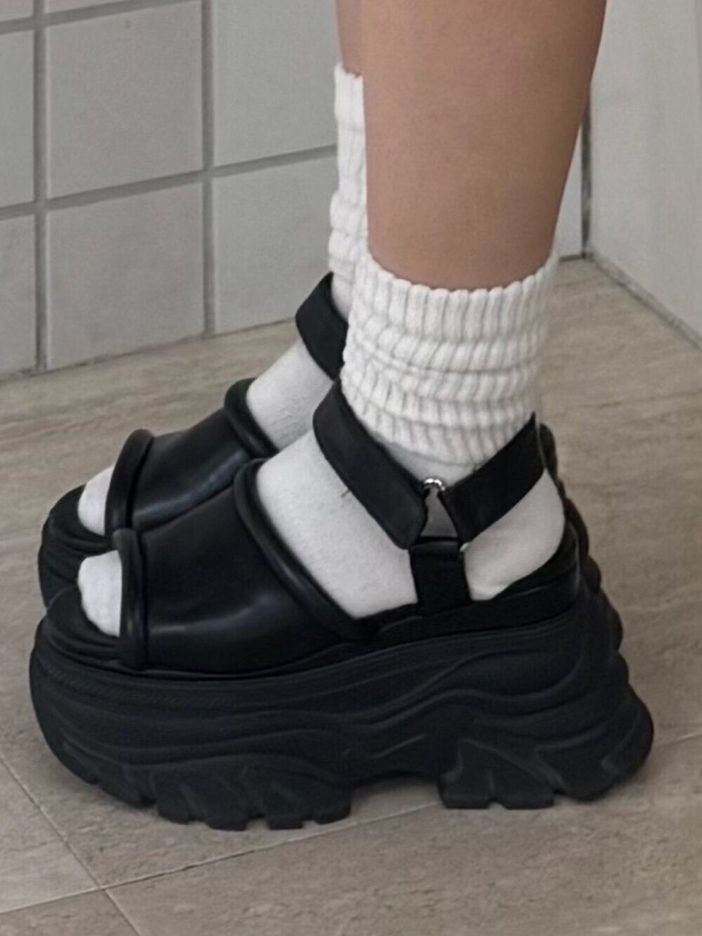 ブラウン系のサンダル、ホワイト系のキャミソール、ブルー系のデニムパンツを着用したレディースの夏コーディネートの5枚目の写真