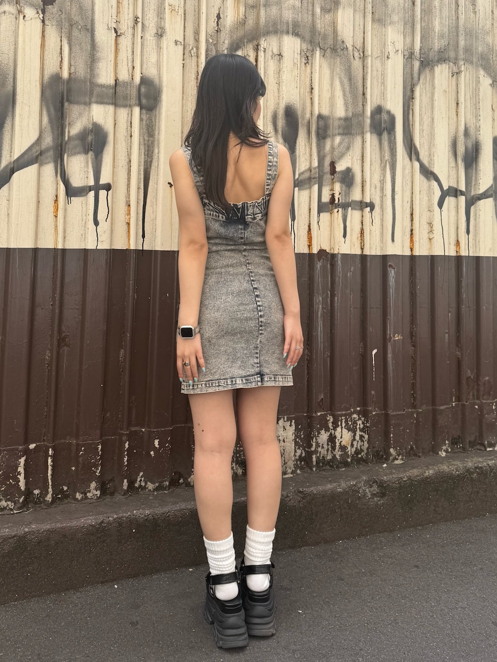 ベージュ系のワンピース、ブラウン系のサンダルを着用したレディースの夏コーディネートの4枚目の写真