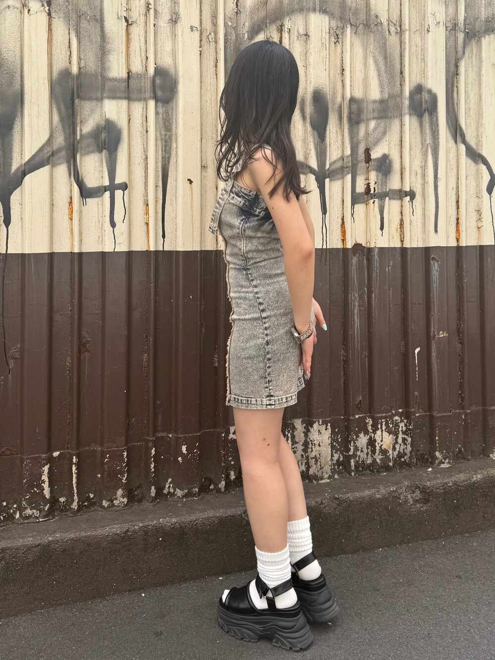 ベージュ系のワンピース、ブラウン系のサンダルを着用したレディースの夏コーディネートの3枚目の写真