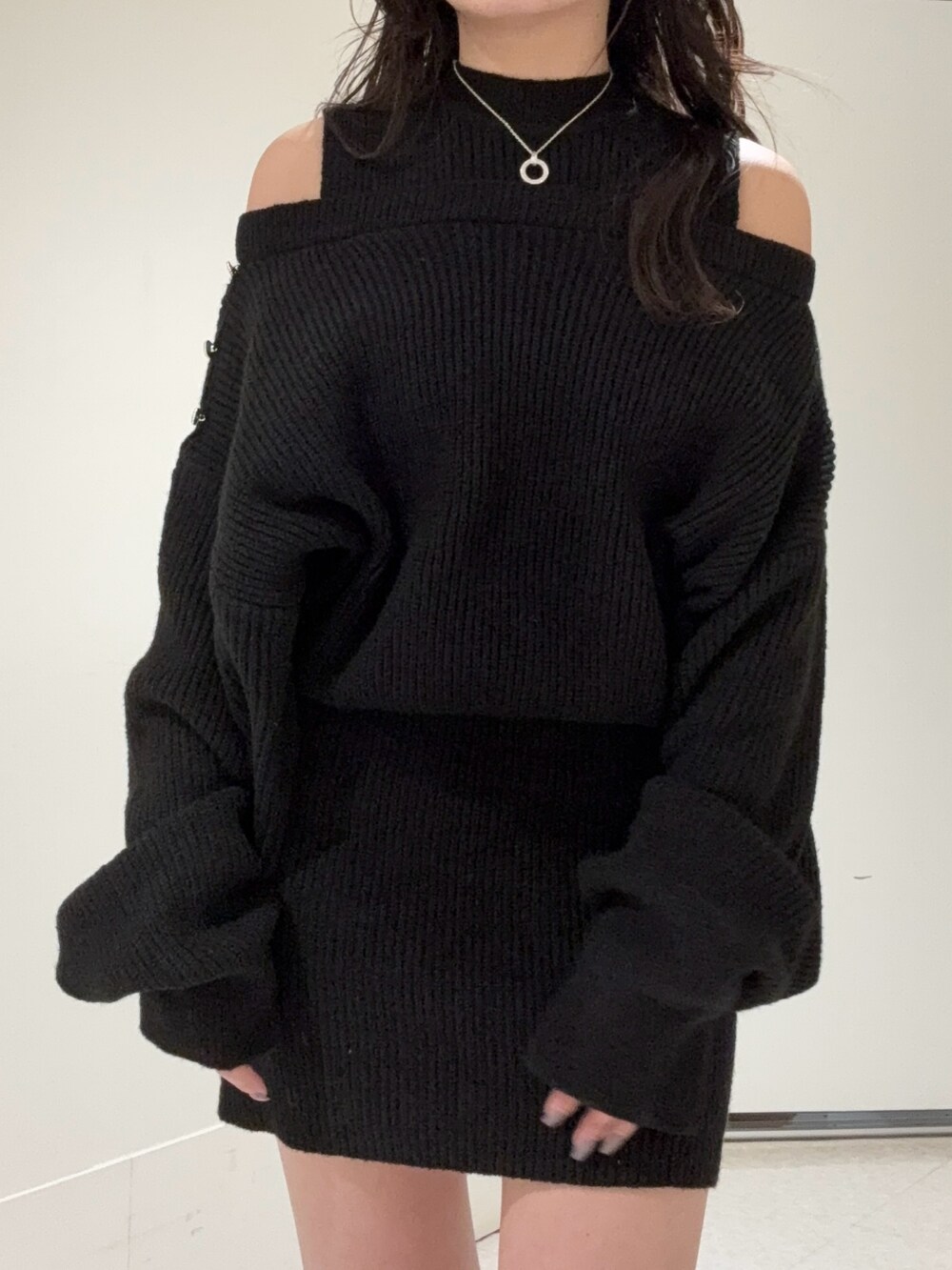 ブラック系のワンピース、ブラック系のブーツを着用したレディースの冬コーディネートの4枚目の写真