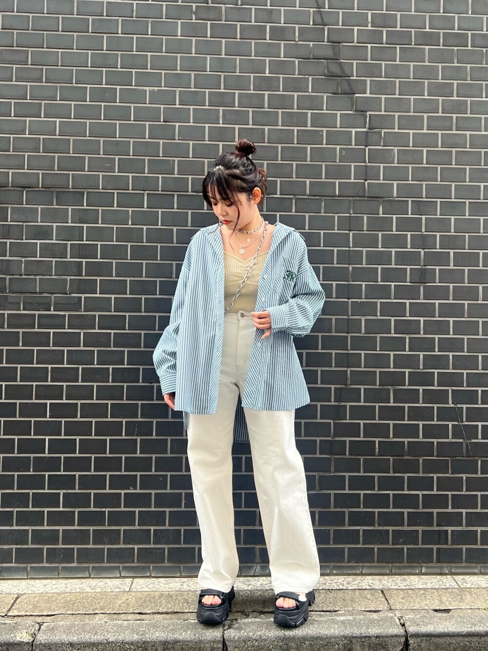 グリーン系のシャツ/ブラウス、ホワイト系のカーディガン/ボレロ、ホワイト系のデニムパンツを着用したレディースの春コーディネートの8枚目の写真