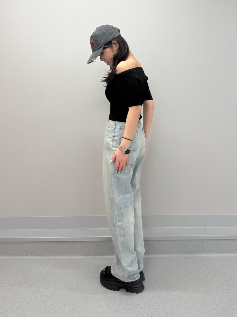 ブラウン系のサンダル、ブラック系のTシャツ/カットソー、ブルー系のデニムパンツを着用したレディースの春コーディネートの2枚目の写真