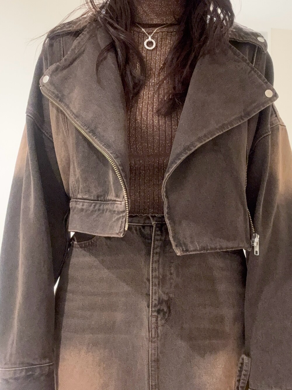 ブラック系のブーツ、ブラウン系のタンクトップ、ブラウン系のデニムジャケットを着用したレディースの秋コーディネートの5枚目の写真