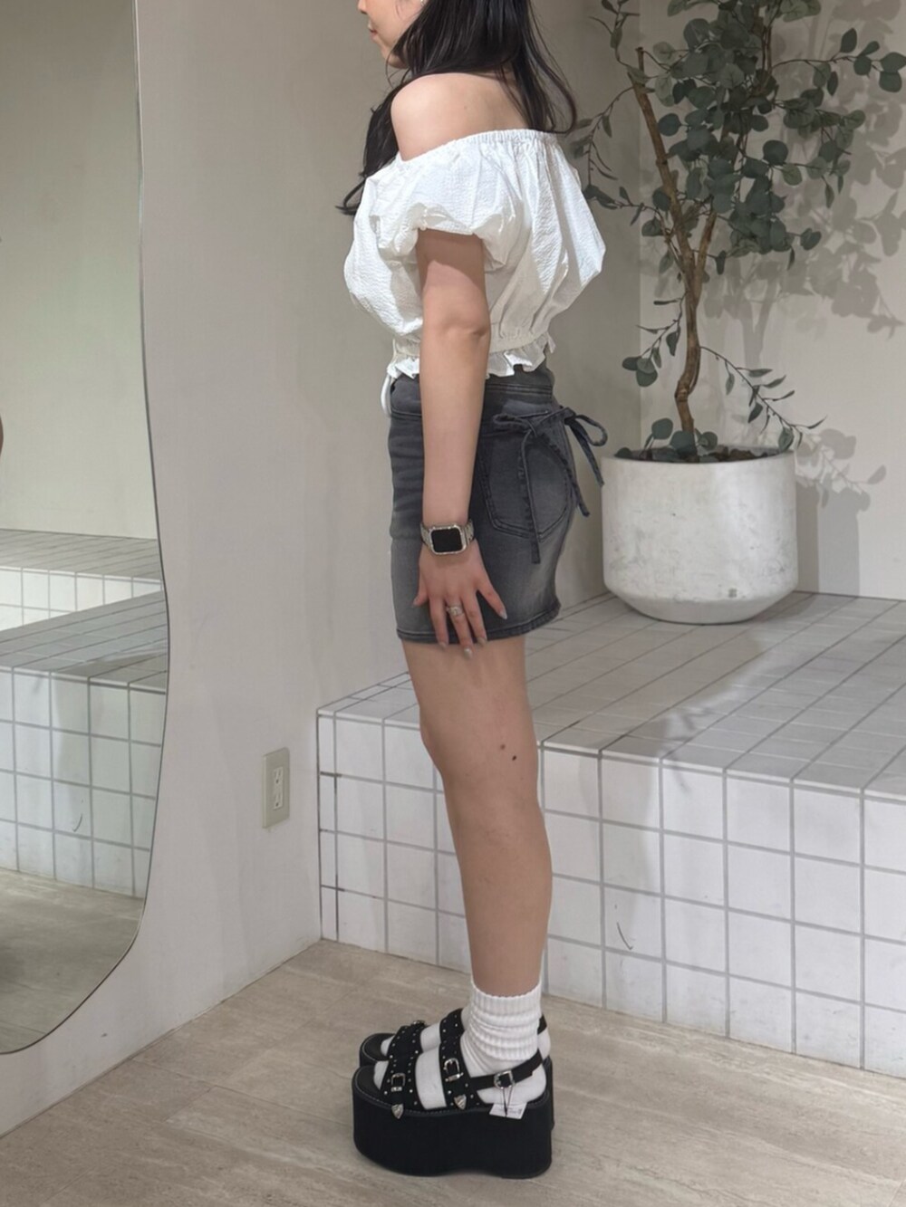 ホワイト系のシャツ/ブラウス、ブラック系のデニムスカート、ブラック系のサンダルを着用したレディースの夏コーディネートの2枚目の写真