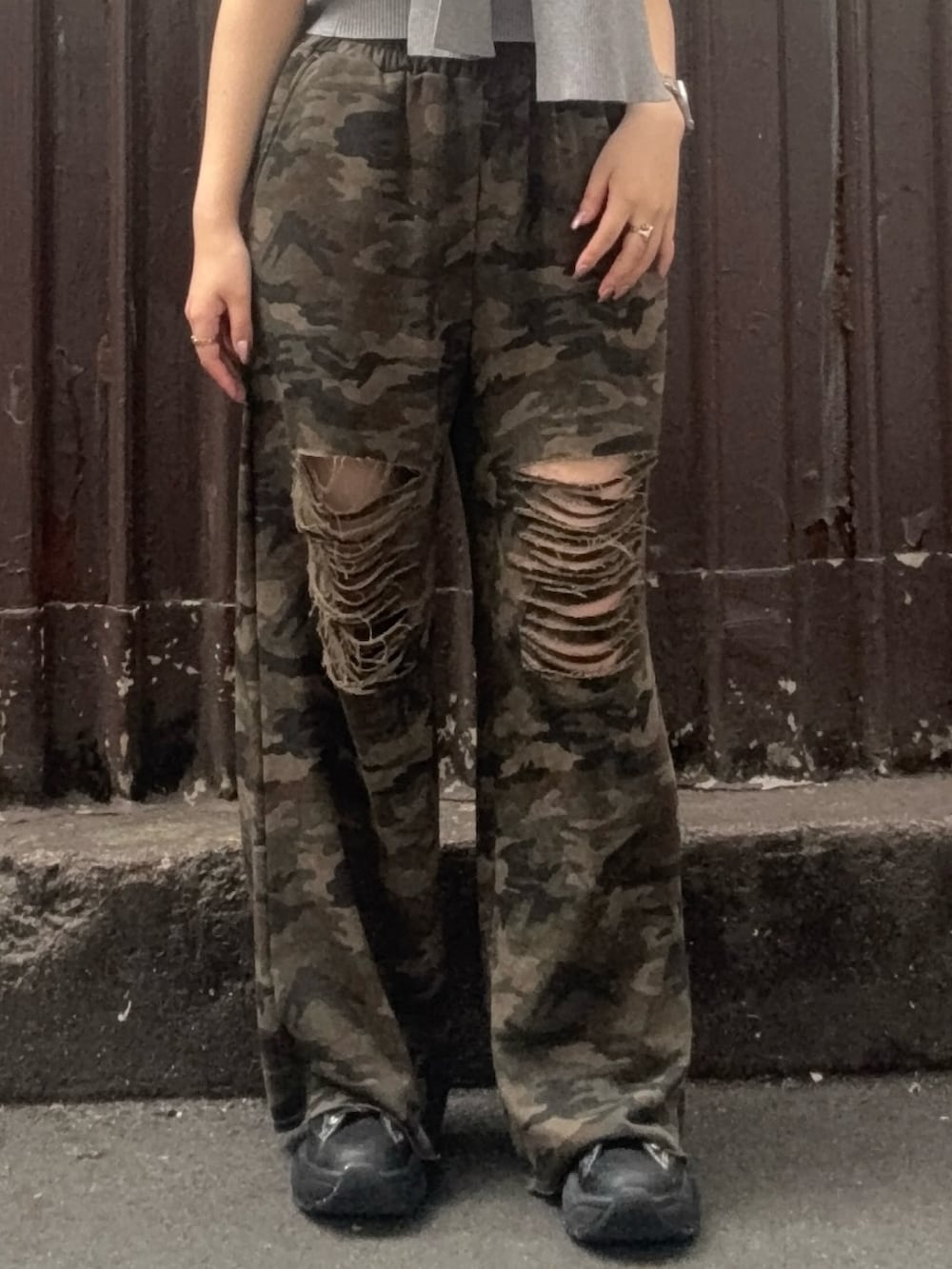 グレー系のキャミソール、グリーン系のスウェットパンツを着用したレディースの春コーディネートの5枚目の写真