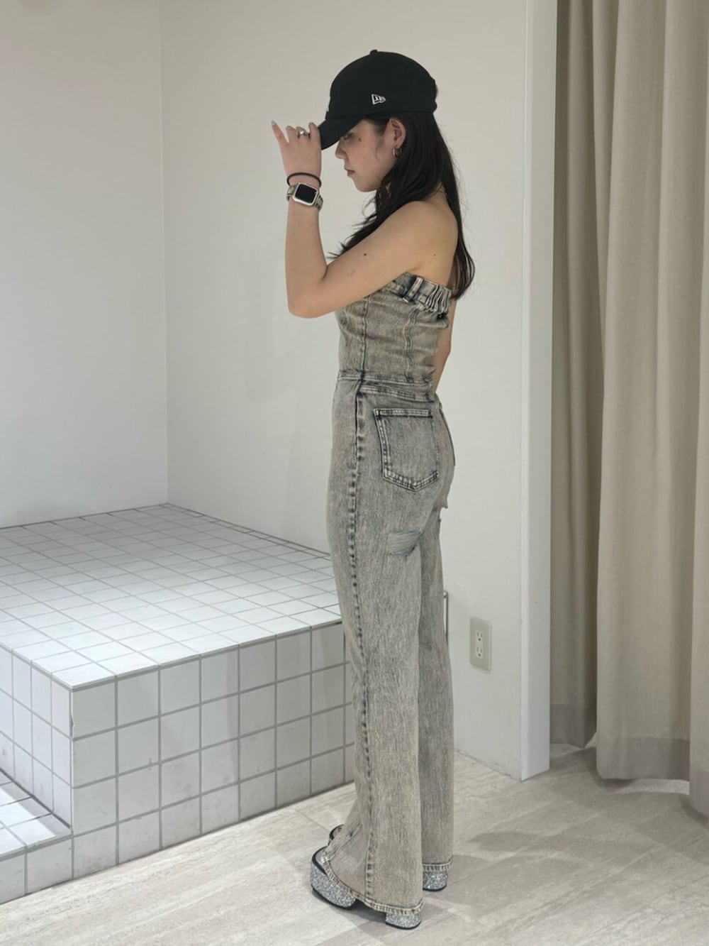「EVRIS、EVRISコーデ、エヴリス、低身長コーデ、デニムコーデ、デニムオールインワン、カジュアルコーデ、ストリートカジュアル、オールインワンコーデ、オールインワン」｜「EVRISのグリッターチャンキーヒールサンダル（サンダル、シルバー系）」を使った、黒石夏帆さん（レディース・155cm）の夏コーディネートの2枚目の写真