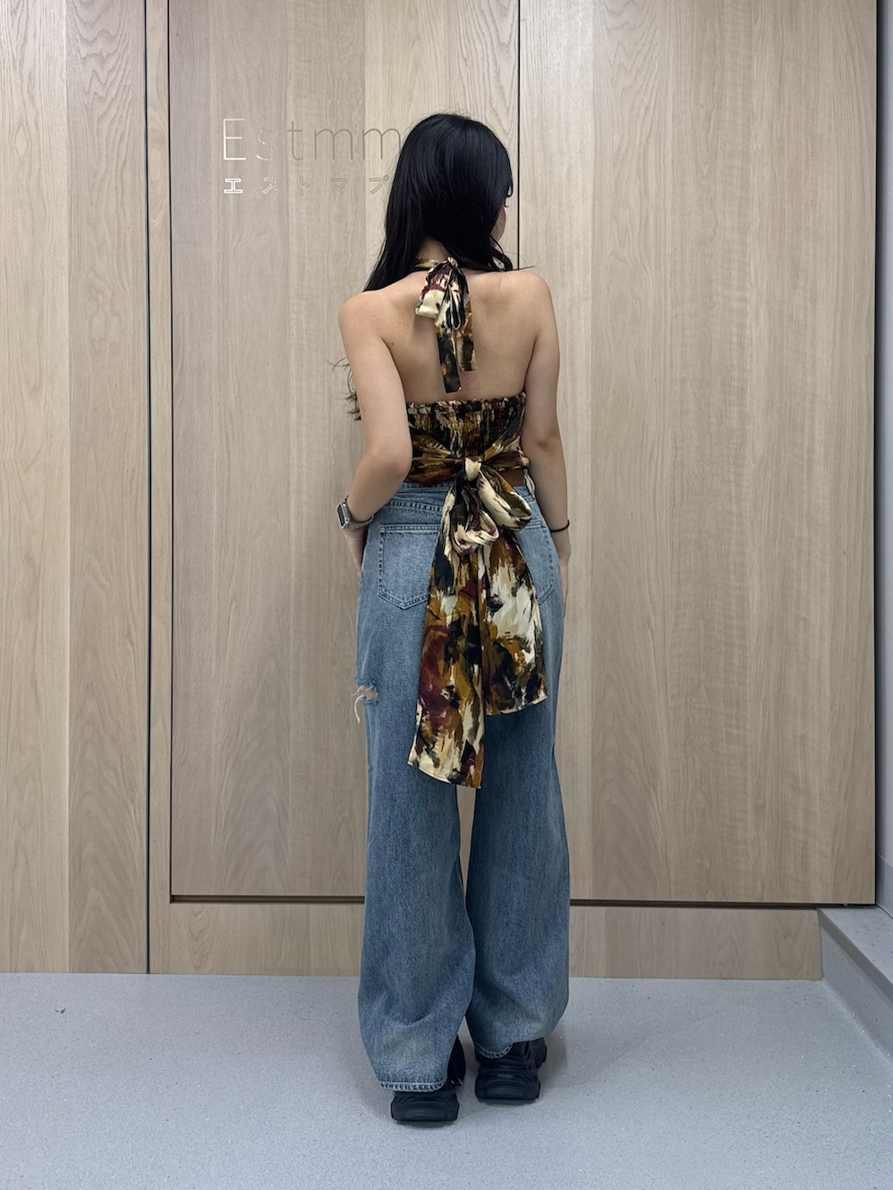 イエロー系のキャミソール、ブルー系のデニムパンツ、ブラック系のサンダルを着用したレディースの夏コーディネートの3枚目の写真