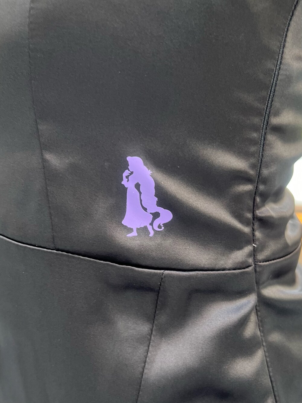 ブラック系のワンピース、ブラック系のトートバッグ、ブラック系のサンダルを着用したレディースの夏コーディネートの8枚目の写真