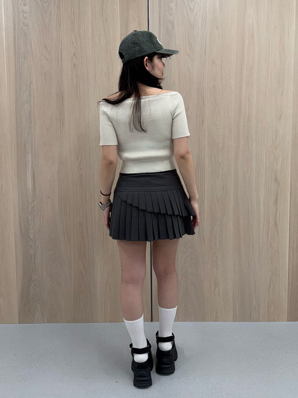 ホワイト系のシャツ/ブラウス、ホワイト系のTシャツ/カットソー、ブラウン系のサンダルを着用したレディースの春コーディネートの3枚目の写真
