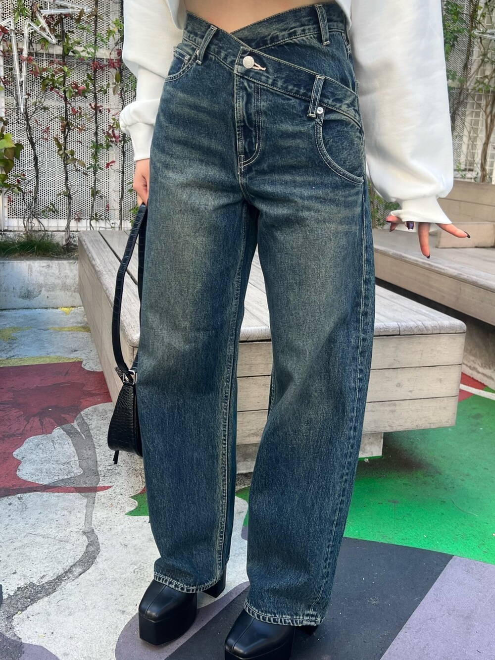 「EVRIS 、エヴリス、冬コーデ、低身長コーデ、ダウンコーデ、デニムコーデ、デザインデニム、厚底ブーツ、カーキアウター、ダウン、カジュアルコーデ」｜「EVRISのクロコライクショルダーBAG（ショルダーバッグ、ブラック系）」を使った、黒石夏帆さん（レディース・155cm）の冬コーディネートの4枚目の写真