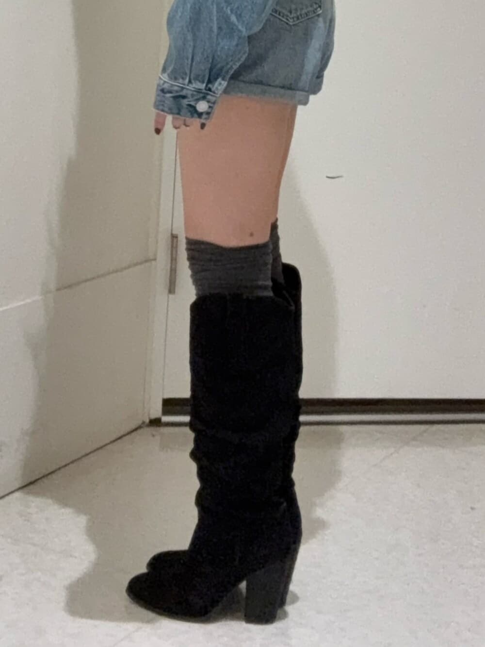 ブルー系のデニムパンツ、ブルー系のデニムジャケット、ブラック系のブーツを着用したレディースの冬コーディネートの5枚目の写真