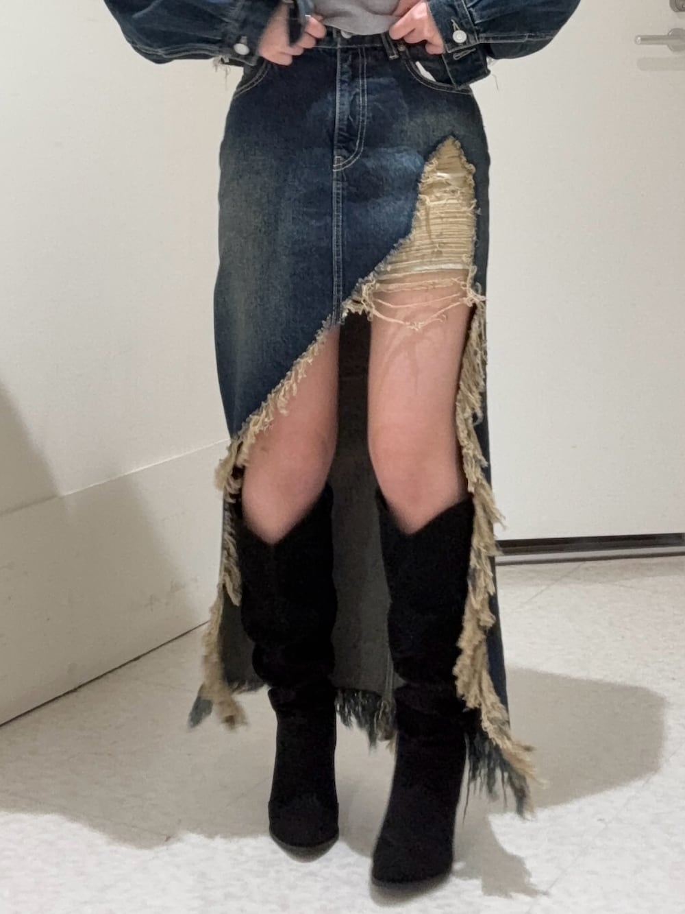 ブルー系のデニムジャケット、ブラック系のブーツ、ブルー系のデニムスカートを着用したレディースの冬コーディネートの4枚目の写真