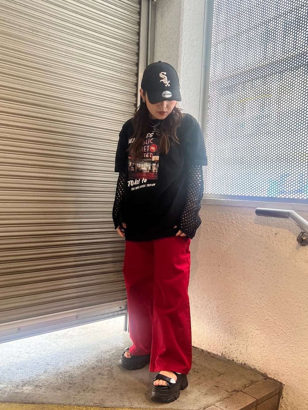 ブラック系のその他パンツ、ブラック系のニット/セーター、ブラック系のTシャツ/カットソーを着用したレディースの春コーディネートの2枚目の写真