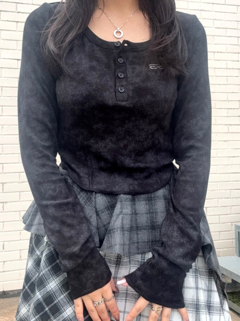 レッド系のTシャツ/カットソー、ブラック系のスカート、ブラック系のサンダルを着用したレディースの春コーディネートの4枚目の写真