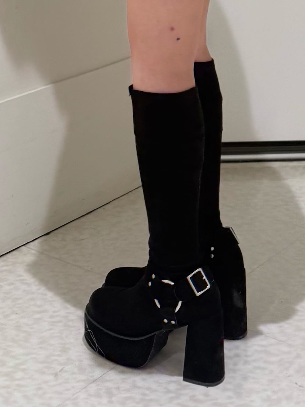 その他のスカート、ブラック系のブーツ、グレー系のブルゾンを着用したレディースの冬コーディネートの5枚目の写真