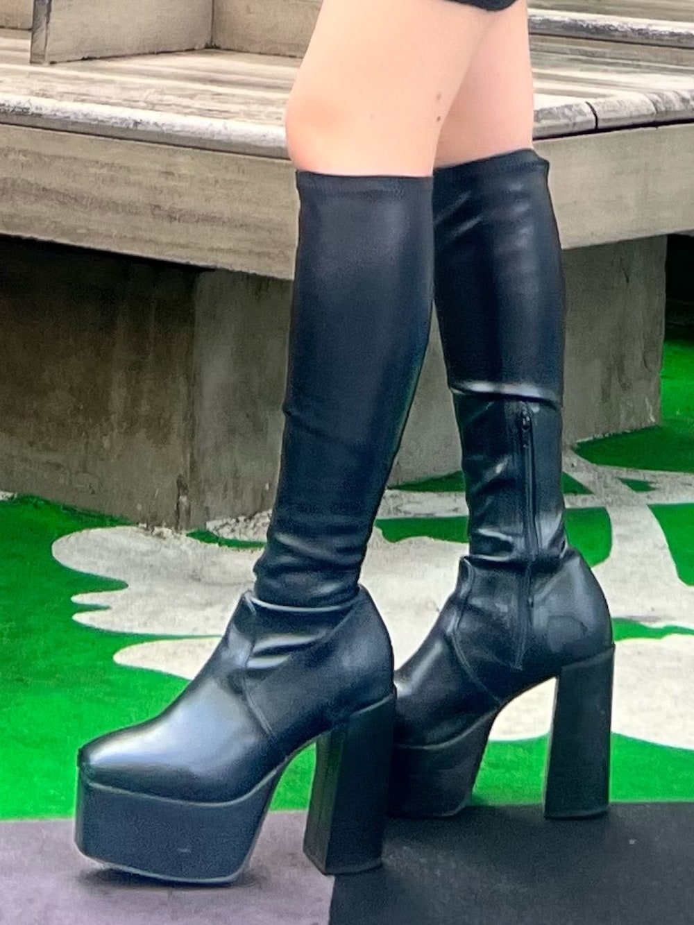 グレー系のTシャツ/カットソー、ブルー系のデニムジャケット、ブルー系のデニムパンツを着用したレディースの冬コーディネートの8枚目の写真