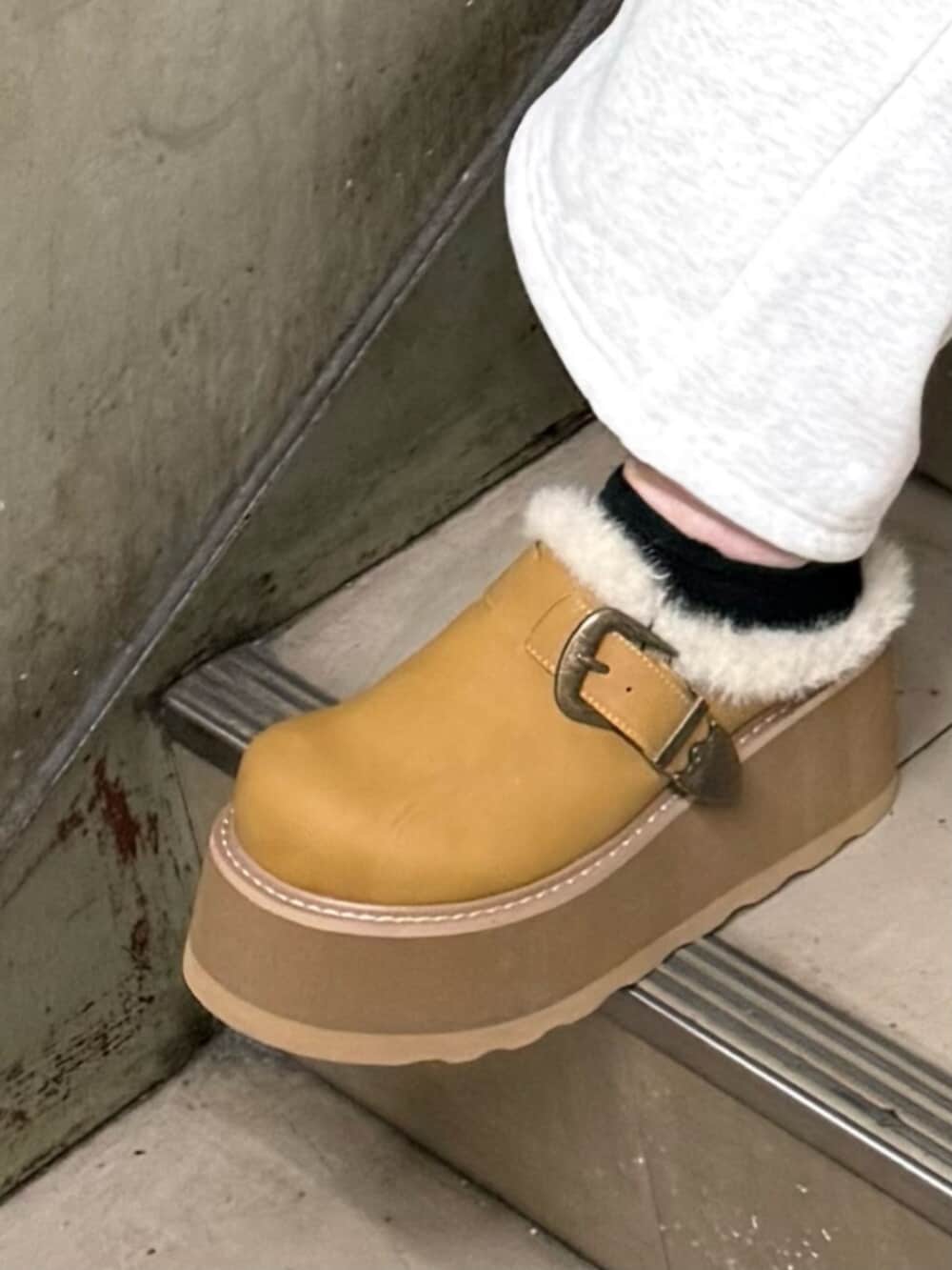 ベージュ系のスリッポン、グレー系のパーカー、グレー系のパーカーを着用したレディースの秋コーディネートの5枚目の写真