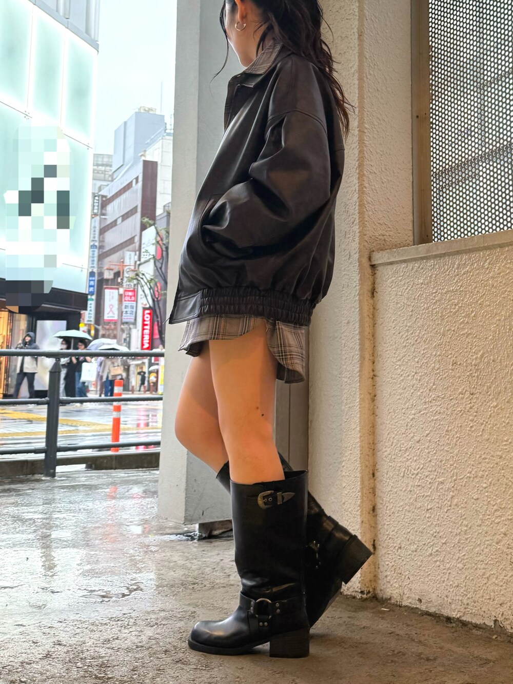 その他のシャツ/ブラウス、ブラック系のブーツ、ブラウン系のブルゾンを着用したレディースの秋コーディネートの3枚目の写真