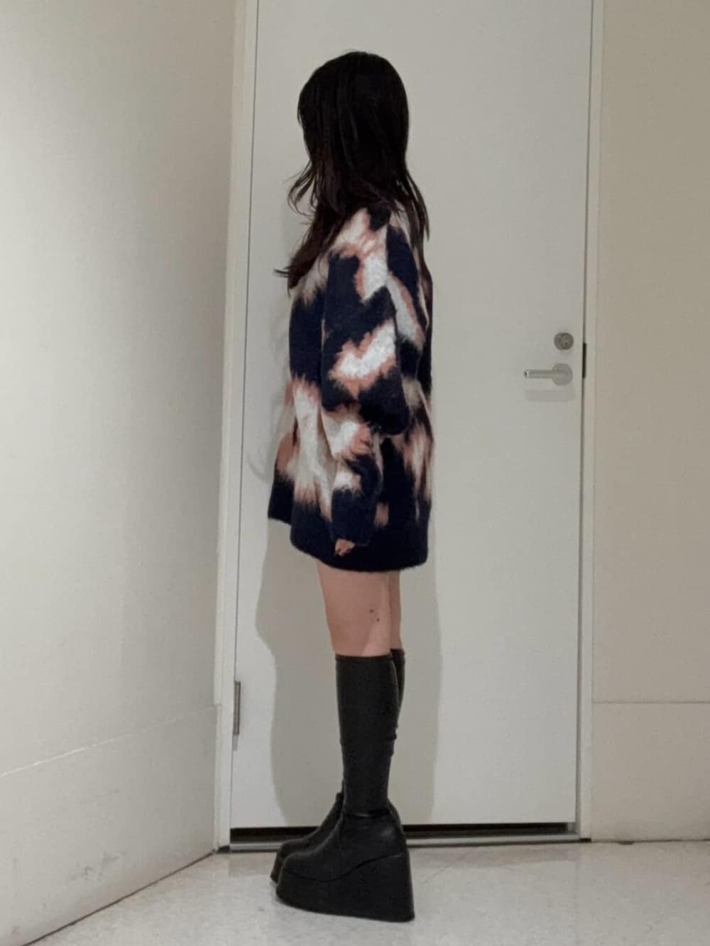 ブラック系のブーツ、ブルー系のニット/セーターを着用したレディースの冬コーディネートの2枚目の写真