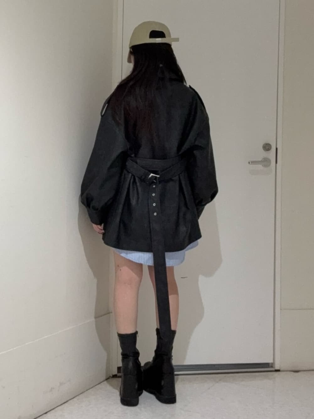 ブラック系のブーツ、ブルー系のシャツ/ブラウス、ブラック系のライダースジャケットを着用したレディースの春コーディネートの3枚目の写真