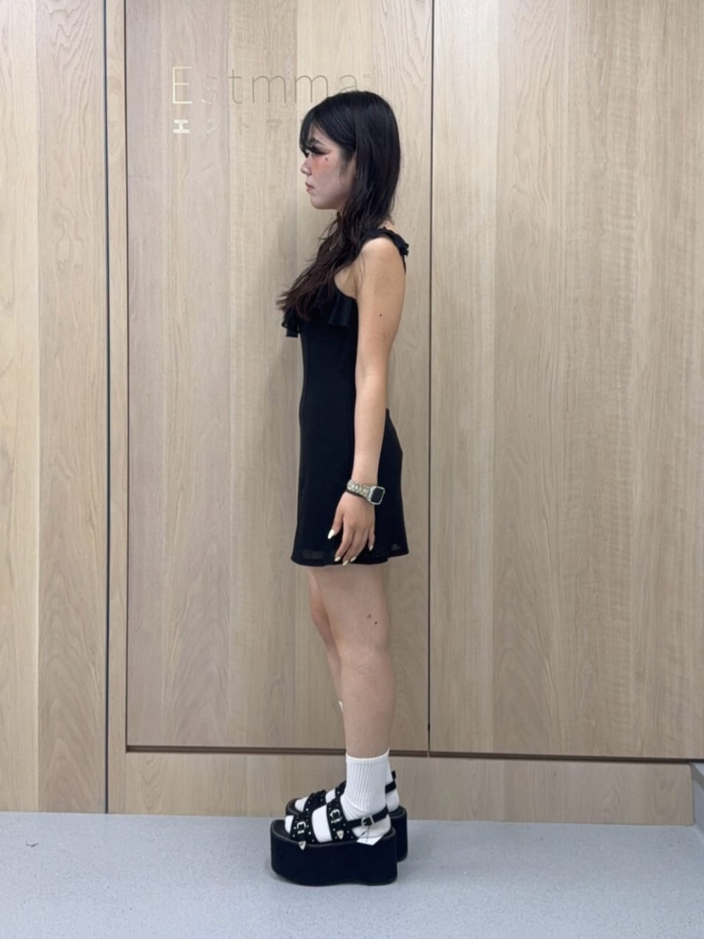 ブラック系のワンピース、ブラック系のサンダルを着用したレディースの夏コーディネートの2枚目の写真