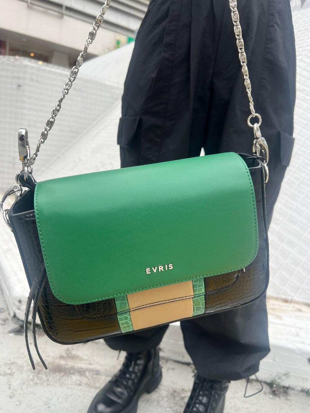 ブラック系のカーゴパンツ、ブラック系のブーツ、ホワイト系のカーディガン/ボレロを着用したレディースの春コーディネートの8枚目の写真