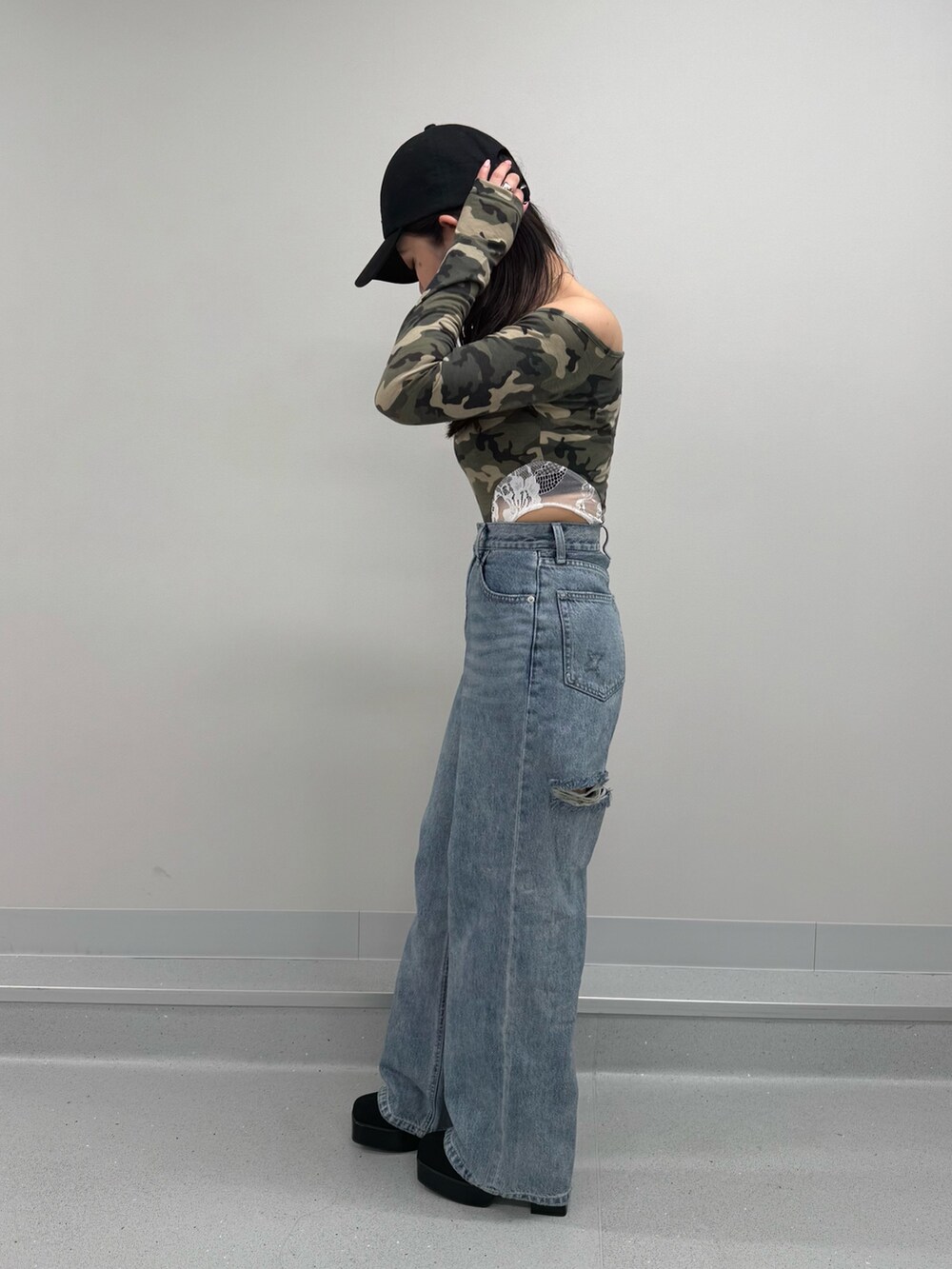 ブルー系のデニムパンツ、その他のTシャツ/カットソーを着用したレディースの春コーディネートの2枚目の写真