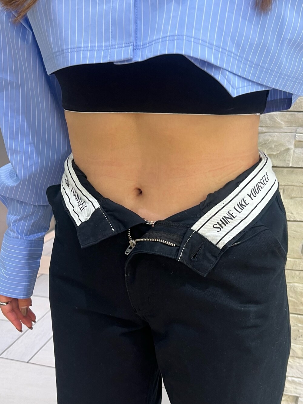 ブラック系のその他パンツ、ブルー系のシャツ/ブラウス、ブラック系のサンダルを着用したレディースの春コーディネートの5枚目の写真