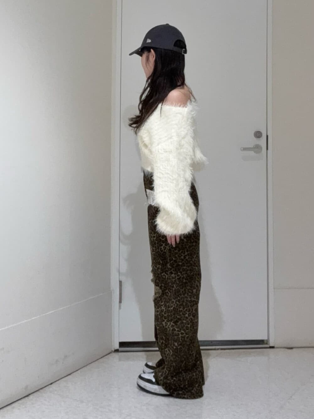 ホワイト系のニット/セーター、その他のその他パンツを着用したレディースの冬コーディネートの2枚目の写真