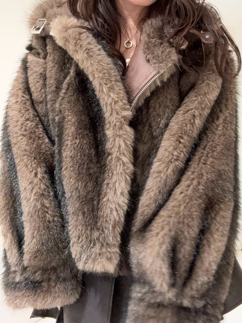 ブラック系のブーツ、ブラウン系のブルゾン、ブラック系のスカートを着用したレディースの秋コーディネートの4枚目の写真