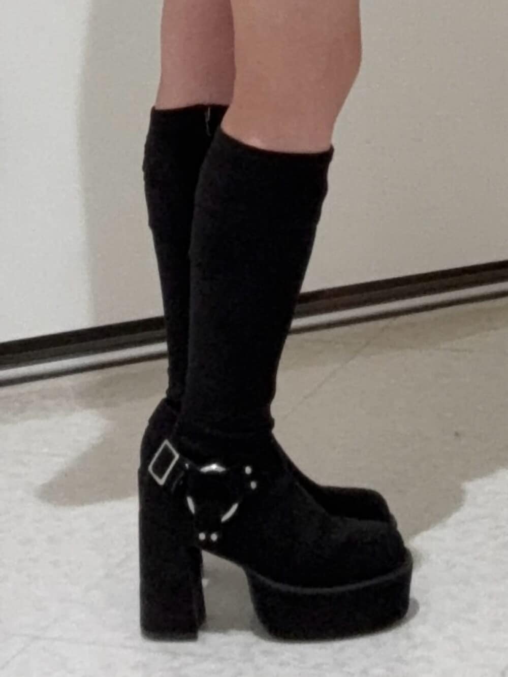 ブラック系のブーツ、グレー系のスウェットを着用したレディースの冬コーディネートの5枚目の写真