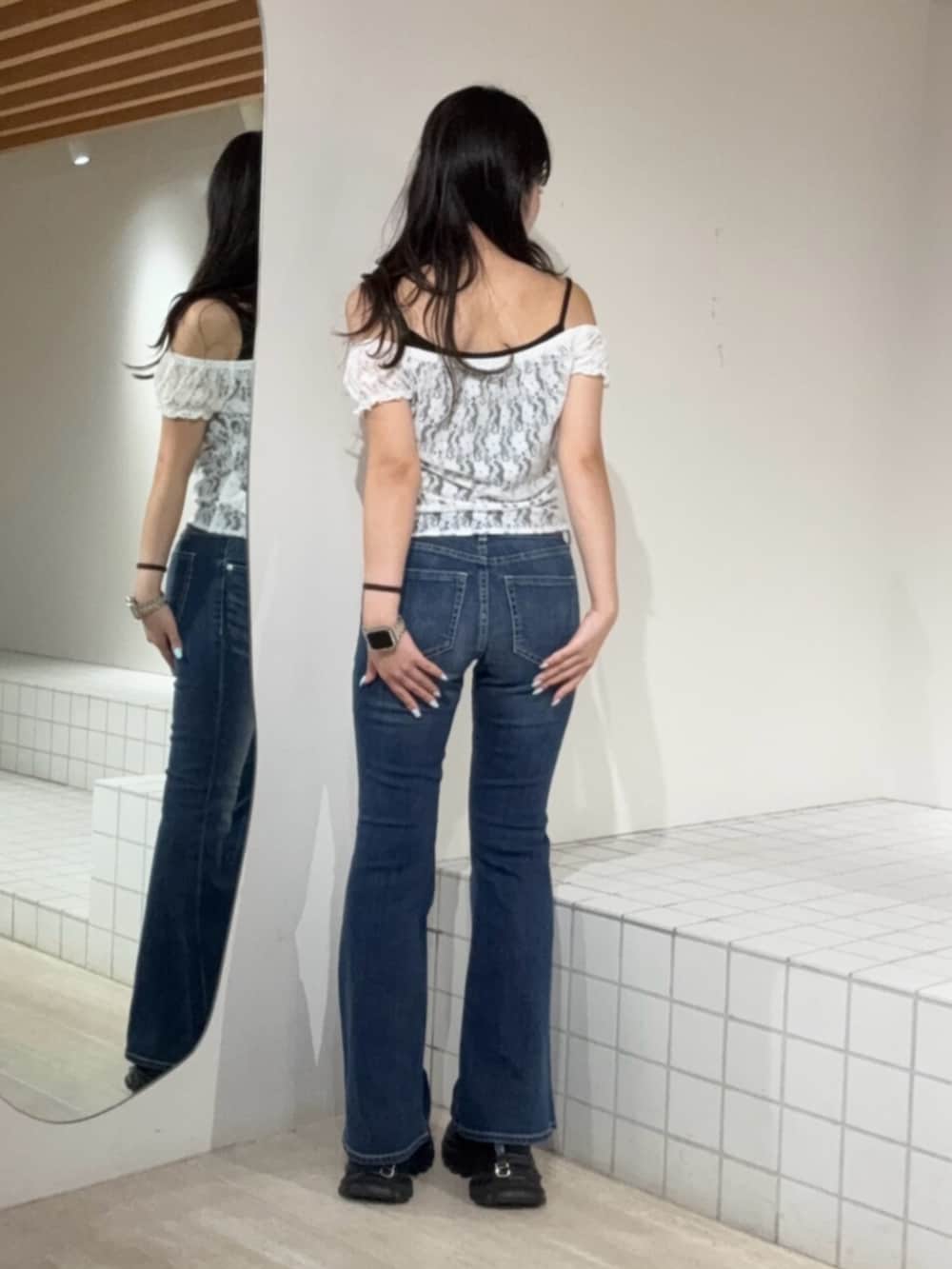 ブラック系のサンダル、ブルー系のデニムパンツ、ホワイト系のシャツ/ブラウスを着用したレディースの夏コーディネートの3枚目の写真