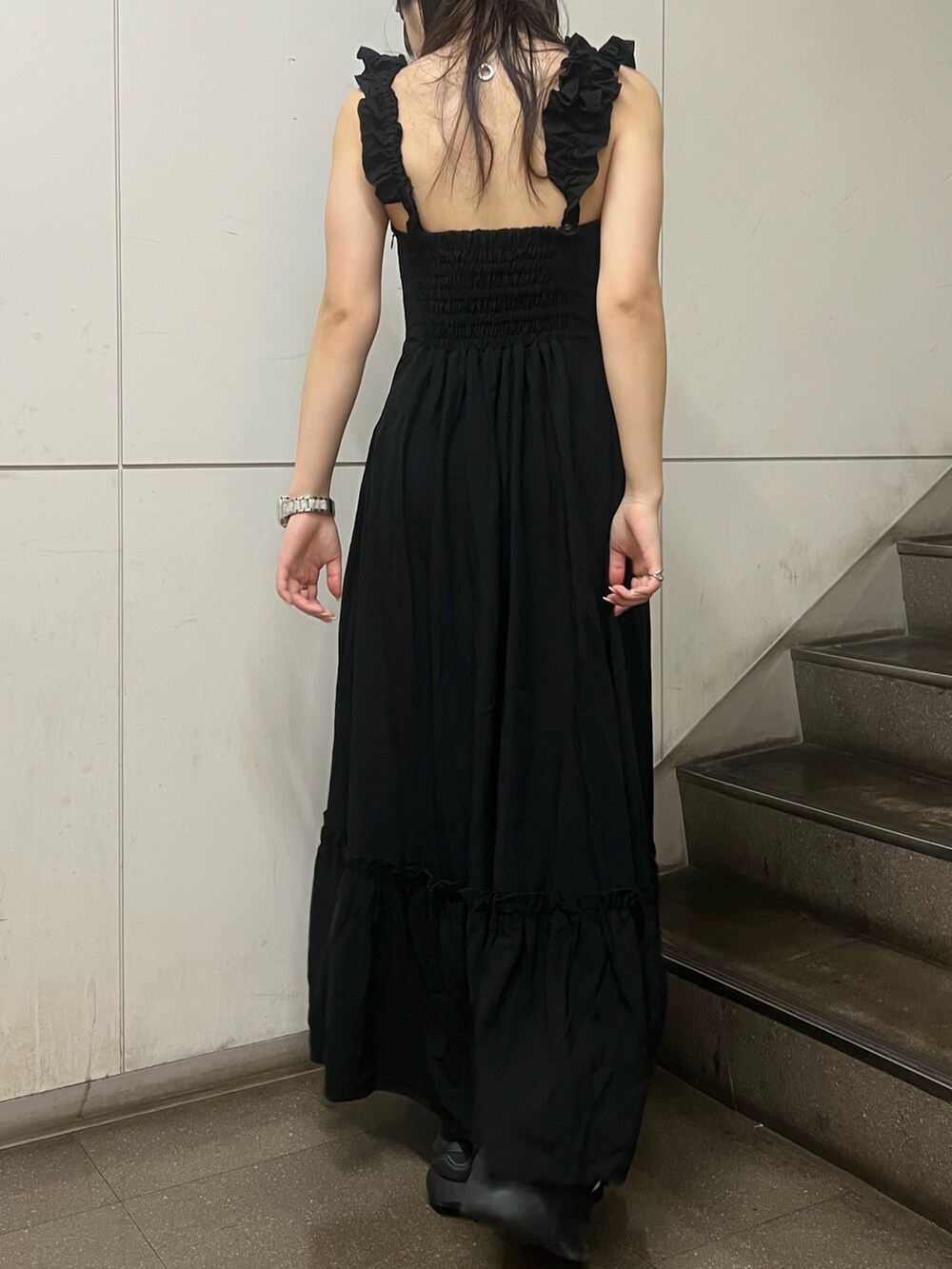 ブラック系のサンダル、ブラック系のワンピースを着用したレディースの夏コーディネートの5枚目の写真