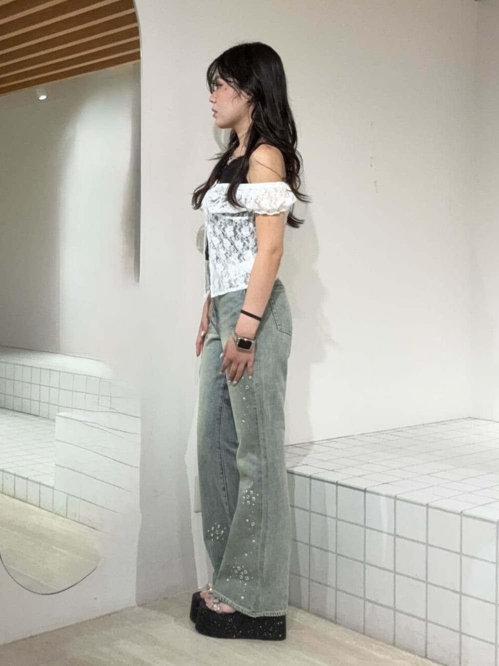 ホワイト系のシャツ/ブラウス、ブルー系のデニムパンツ、ブラック系のサンダルを着用したレディースの夏コーディネートの2枚目の写真