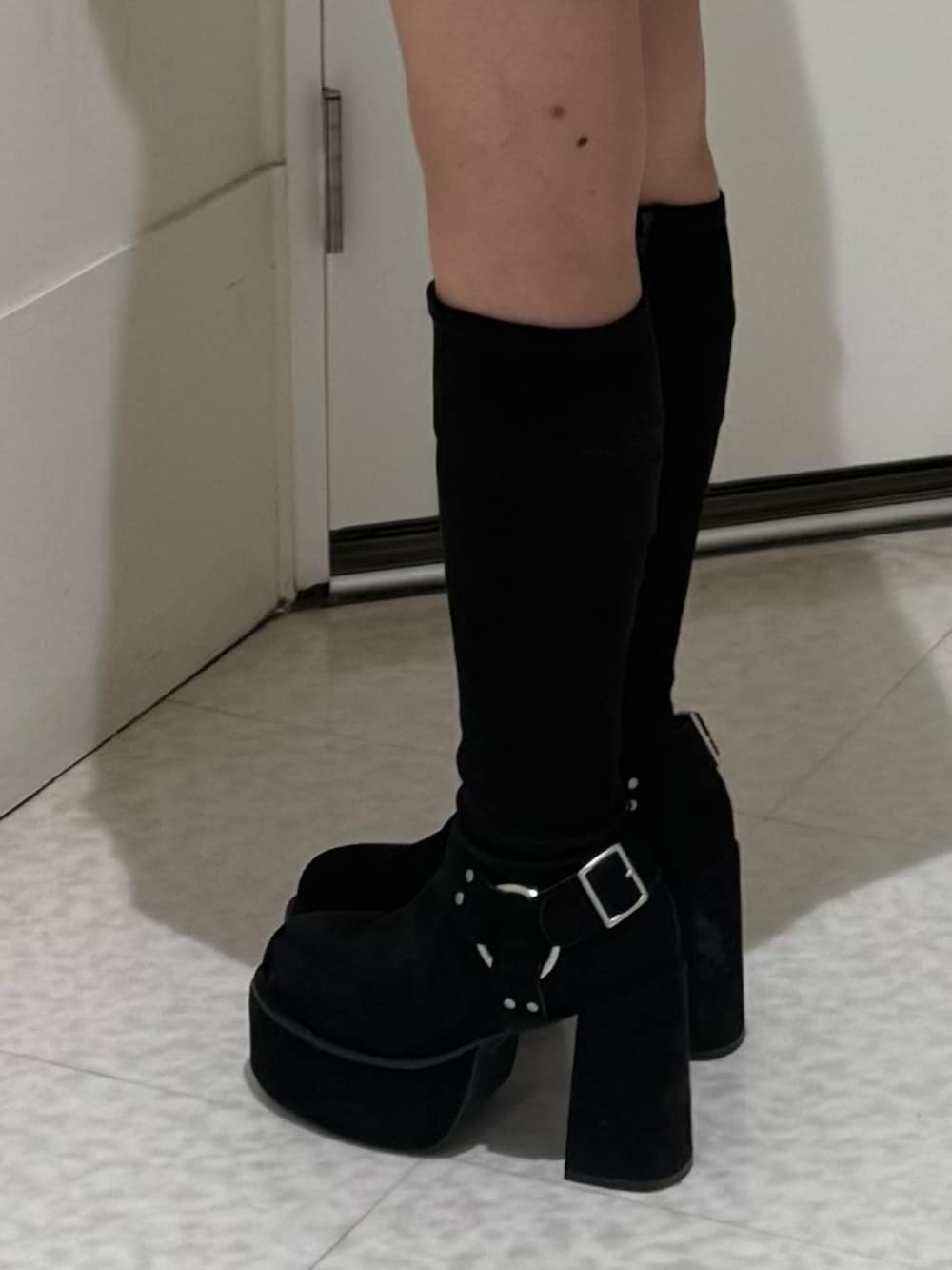 ブラック系のスウェット、ブラック系のブーツ、グレー系のスカートを着用したレディースの秋コーディネートの5枚目の写真