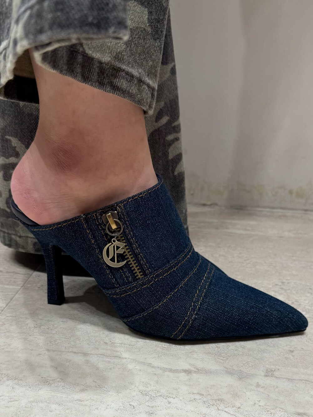 ブルー系のパンプス、その他のその他パンツ、ブラック系のシャツ/ブラウスを着用したレディースの夏コーディネートの6枚目の写真