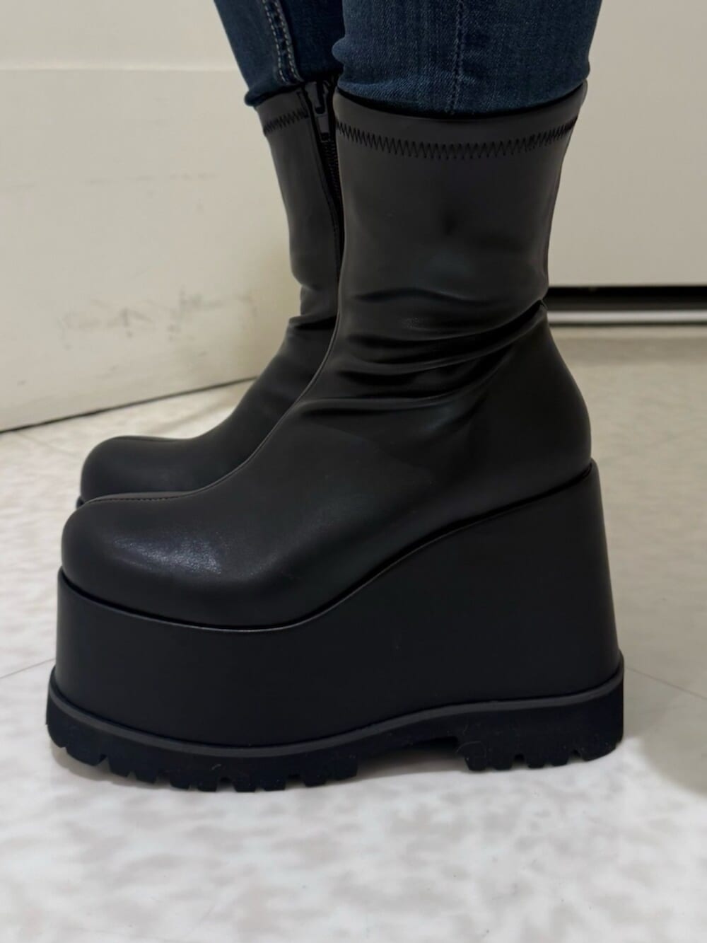 ブラック系のブーツ、グレー系のデニムパンツ、グレー系のデニムジャケットを着用したレディースの冬コーディネートの5枚目の写真