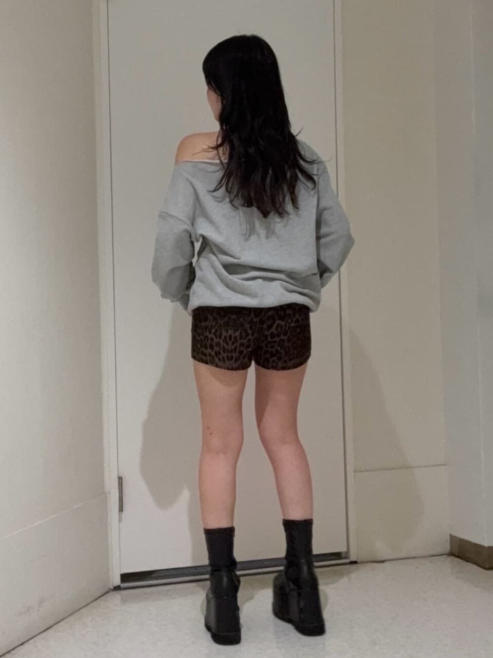 ブラック系のブーツ、その他のその他パンツ、グレー系のスウェットを着用したレディースの春コーディネートの3枚目の写真