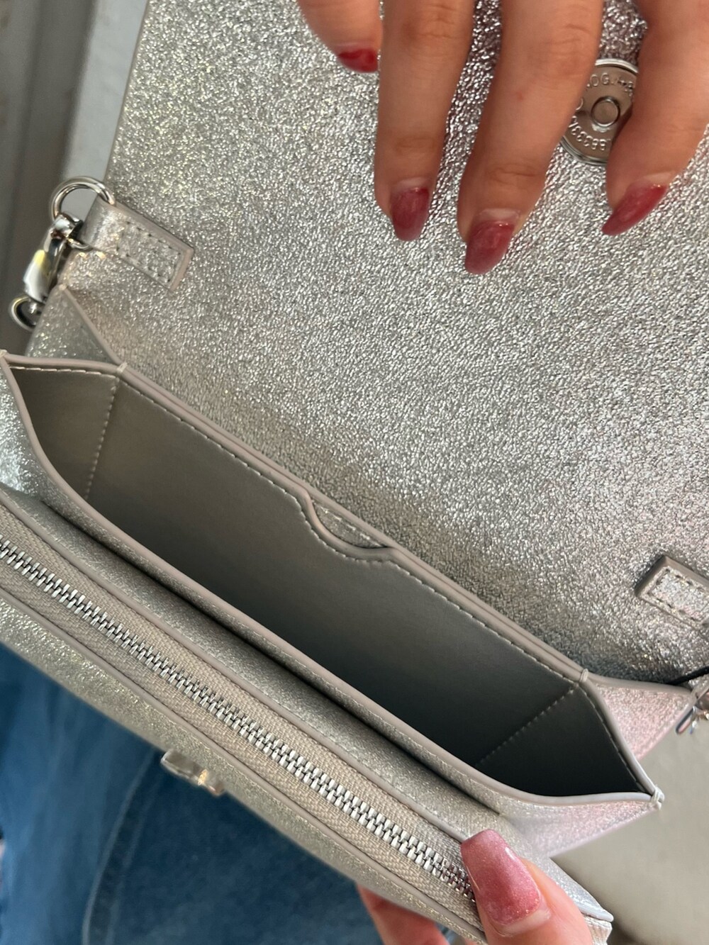 ブルー系のワンピース、ブラック系のサンダル、シルバー系のショルダーバッグを着用したレディースの春コーディネートの8枚目の写真