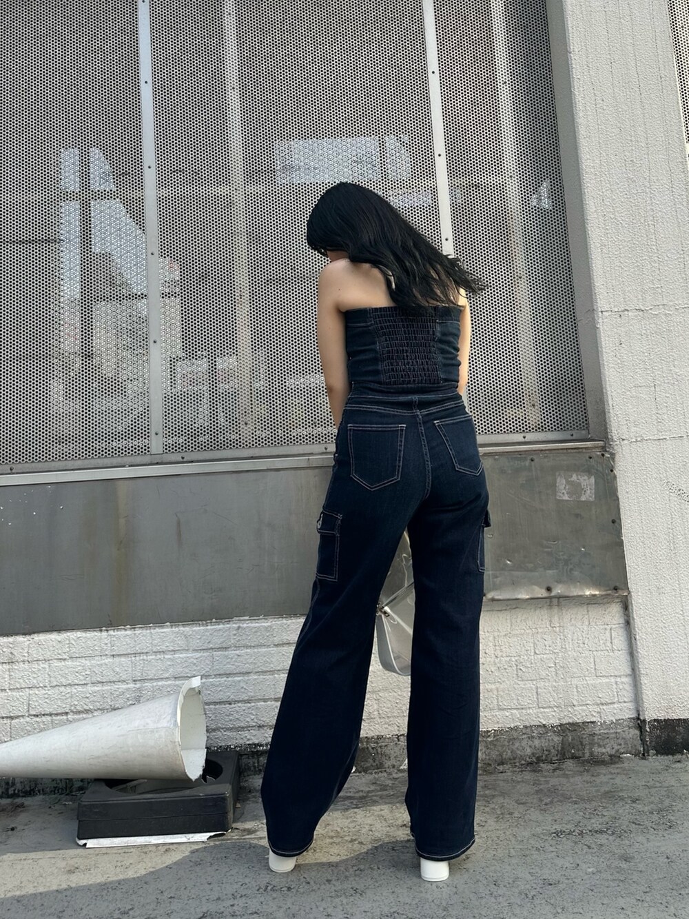 ブルー系のつなぎ/オールインワン、ホワイト系のサンダル、ブラック系のハンドバッグを着用したレディースの夏コーディネートの4枚目の写真